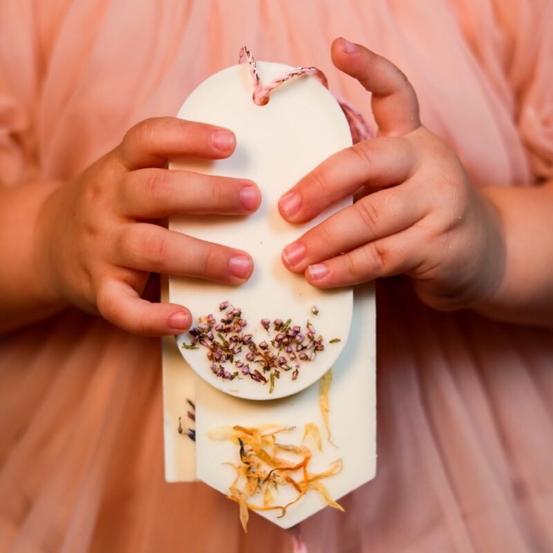 Zestaw zapachowych zawieszek z wosku sojowego do szafy - Czarna Porzeczka, Irys, Wanilia i Piżmo